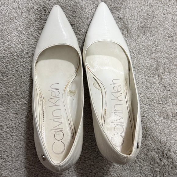 Calvin Klein Women’s Brady Heel Pump White Textured 8M Bridal Minimalist Vegan - Picture 4 of 6